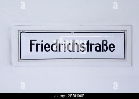 Panneau de rue Friedrichstrasse à Berlin Banque D'Images