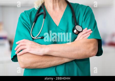 Médecin senior dans son bureau Banque D'Images