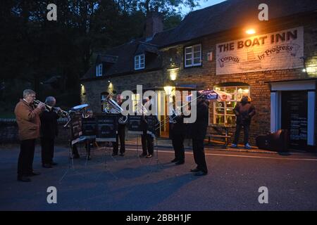 La bande Jackfield Brass se produire à l'extérieur du Boat Inn pour commémorer les 220 ans de la catastrophe du ferry de Coalport où 28 personnes sont mortes, y compris sept enfants qui ont traversé la rivière après avoir travaillé aux travaux de la Chine. Banque D'Images