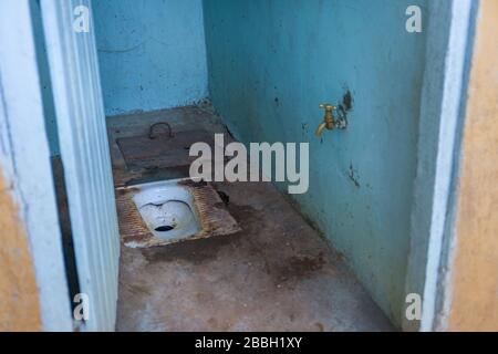 Palais de toilette typique de la latrines ou de la goutte, Nairobi, Kenya Banque D'Images