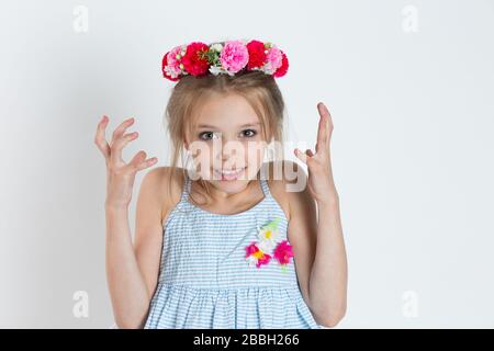 Enfant frustré. Gros plan portrait perplexe fille mains dans l'air. Jeune enfant stressé ayant une panne nerveuse isolé fond gris clair. Émote négative Banque D'Images