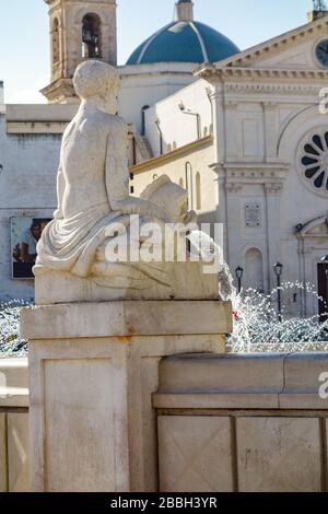 Fontaine monumentale. Mola di Bari. Pouilles. Italie. Banque D'Images