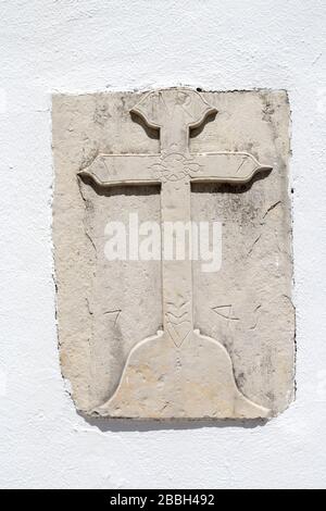 Croix religieuse dans le mur, Alte, Algarve, Portugal Banque D'Images