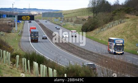 Cumbernauld, Écosse, Royaume-Uni. 31 mars 2020. Sur la photo : les panneaux d'autoroute affichent le message « STAY HOME PROTECT NHS SAVE LIVES » pendant le verrouillage britannique pour arrêter la propagation du Coronavirus dans lequel 1 993 personnes ont maintenant testé positif le virus et 60 personnes sont mortes du virus. Crédit : Colin Fisher/Alay Live News crédit : Colin Fisher/Alay Live News Banque D'Images