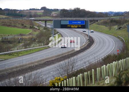 Cumbernauld, Écosse, Royaume-Uni. 31 mars 2020. Sur la photo : les panneaux d'autoroute affichent le message « STAY HOME PROTECT NHS SAVE LIVES » pendant le verrouillage britannique pour arrêter la propagation du Coronavirus dans lequel 1 993 personnes ont maintenant testé positif le virus et 60 personnes sont mortes du virus. Crédit : Colin Fisher/Alay Live News Banque D'Images