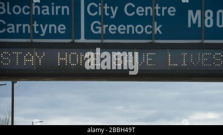 Cumbernauld, Écosse, Royaume-Uni. 31 mars 2020. Sur la photo : les panneaux d'autoroute affichent le message « STAY HOME SAVE LIVES » pendant le verrouillage britannique pour arrêter la propagation du Coronavirus dans lequel 1 993 personnes ont maintenant testé positif le virus et 60 personnes sont mortes du virus. Crédit : Colin Fisher/Alay Live News Banque D'Images