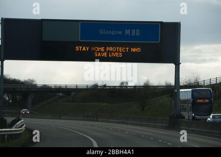 Cumbernauld, Écosse, Royaume-Uni. 31 mars 2020. Sur la photo : les panneaux d'autoroute affichent le message « STAY HOME PROTECT NHS SAVE LIVES » pendant le verrouillage britannique pour arrêter la propagation du Coronavirus dans lequel 1 993 personnes ont maintenant testé positif le virus et 60 personnes sont mortes du virus. Crédit : Colin Fisher/Alay Live News Banque D'Images