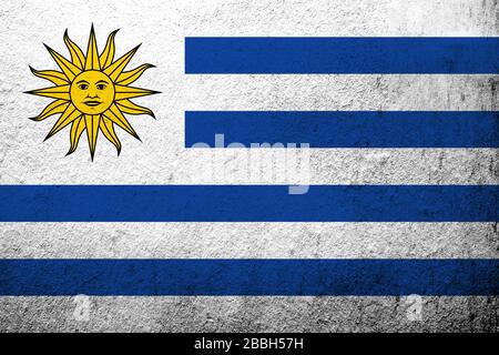 La République orientale de l'Uruguay drapeau national le Soleil et les Stripes. Fond Grunge Banque D'Images