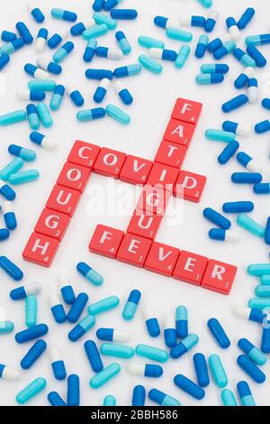 Carreaux de lettre représentant le coronavirus précoce / Covid-19 symptômes CV19 : fatigue, toux, fièvre / température élevée. Plus tard, il y a de la difficulté à respirer Banque D'Images