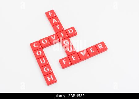 Carreaux de lettre représentant le coronavirus précoce / Covid-19 symptômes CV19 : fatigue, toux, fièvre / température élevée. Plus tard, il y a de la difficulté à respirer Banque D'Images