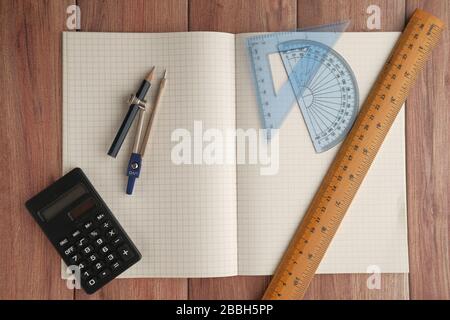 Fournitures scolaires utilisées en mathématiques, en géométrie ou en sciences Banque D'Images