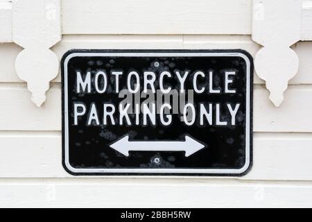 Le parking de la moto ne s'affiche que sur le fond d'un mur en bois blanc Banque D'Images