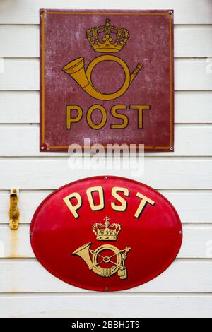 Panneau de poste sur le fond d'un mur blanc en bois Banque D'Images