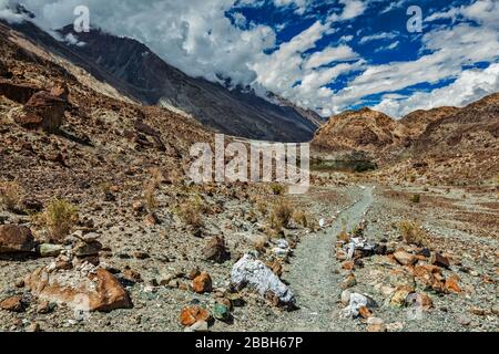 Sentier à pied vers le lac bouddhiste sacré Lohat TSO dans l'Himalaya. Vallée de Nubra, Ladakh, Inde Banque D'Images