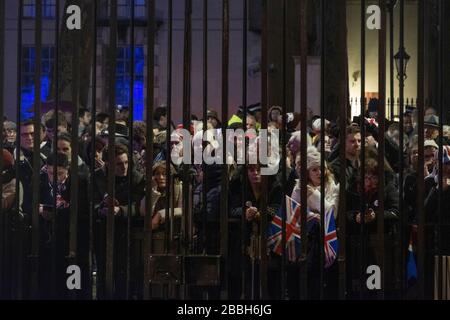 La veille du Brexit le 31 janvier 2020. Les partisans du Brexit pro célèbrent les dernières heures d'être dans l'UE alors que l'horloge compte pour le Royaume-Uni qui quitte l'Union européenne. Sur la photo, les membres du public se réunissent aux portes de Downing Street. Par Gavin Crilly Photography, PAS DE VENTES, PAS de SYNDICATION contact pour plus d'informations mob: 07810638169 web: www.pressphotographergloucestershire.co.uk email: gavincrilly@gmail.com le droit d'auteur photographique (© 2015) est conservé exclusivement par le créateur de l'œuvre en tout temps et les ventes, la syndication ou l'offre de l'œuvre pour publication ultérieure à Banque D'Images