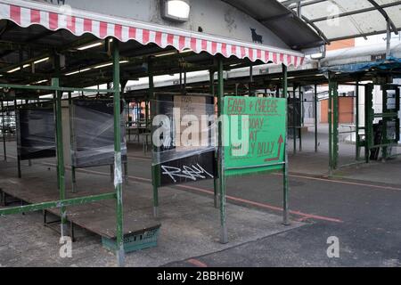 Le marché ouvert des arènes, le marché extérieur des fruits et légumes est fermé pour affaires dans le centre-ville de Birmingham est pratiquement déserté en raison de l'épidémie de Coronavirus le 31 mars 2020 à Birmingham, Angleterre, Royaume-Uni. Suivant les conseils du gouvernement, la plupart des gens restent à la maison, laissant les rues tranquilles, vides et inquiétantes. Le coronavirus ou le Covid-19 est une nouvelle maladie respiratoire qui n'a pas été observée auparavant chez l'homme. Bien qu'une grande partie ou l'Europe ait été mise en place dans le cadre de leur stratégie à long terme, le gouvernement britannique a annoncé des règles plus strictes, et en particulier des distanci sociaux Banque D'Images