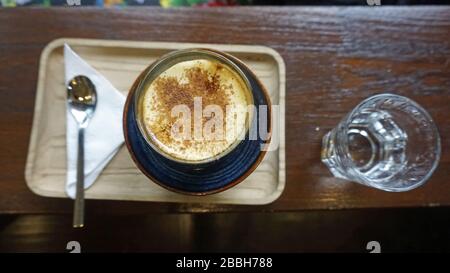 café d'œufs du vietnam sur une petite table Banque D'Images