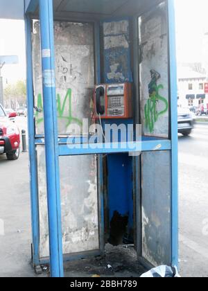 Cabine téléphonique vandalisée dans le centre-ville de Bucarest, Roumanie Banque D'Images