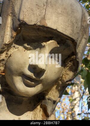 Bucarest, Roumanie. Détail de la statue- monument (Izvorul Sissi Stefanidi) dans les jardins de Cișmigiu. Banque D'Images