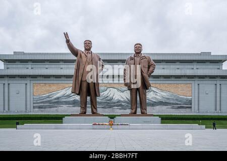 Des statues d'anciens présidents Kim Il Sung et Kim Jong Il, troupe artistique Mansudae Assembly Hall sur la Colline Mansu, Pyongyang, Corée du Nord Banque D'Images