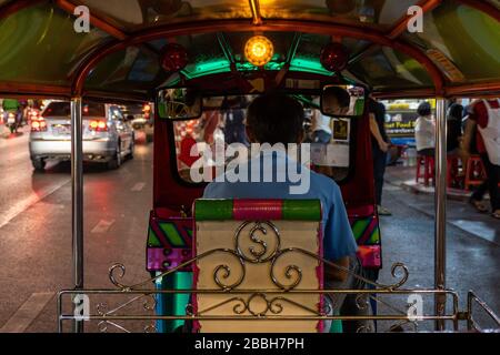 Vue depuis le siège arrière d'un Tuk-Tuk rose à Bangkok Thaïlande dans la nuit Banque D'Images