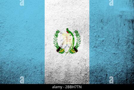 Le drapeau national de la République du Guatemala Azuliblanco avec des armoiries. Fond Grunge Banque D'Images