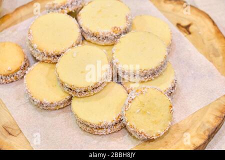 Présentation de cookies faits à la main sur une planche en bois. Gros plan. Banque D'Images