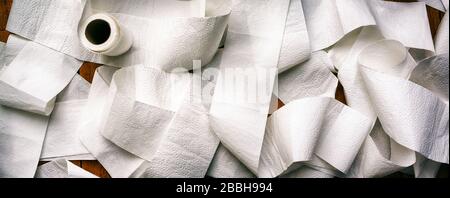 Image panoramique du papier toilette blanc non laminé posé sur une table en bois. Image haute résolution proportionnée à la bannière. Banque D'Images