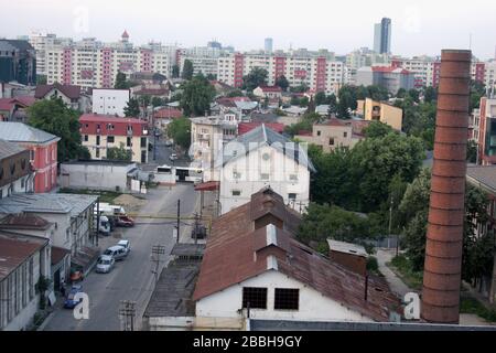 Les bâtiments négligés du XVIIIe et du XIXe siècle et les immeubles d'appartements communistes (à l'arrière) à Bucarest, en Roumanie Banque D'Images