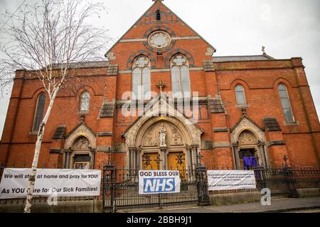 Falls Road, Belfast, Antrim, Royaume-Uni. 31 mars 2020. Covid19: Soutien au NHS via Banners à l'église St Pauls et Grafitti sur le Walll de l'hôpital Royal Victoria à West Belfast crédit: Bonzo/Alay Live News Banque D'Images