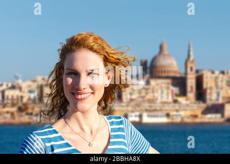 Heureuse jeune femme rouge touristique à la Valletta, Malte Banque D'Images