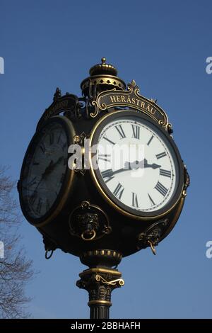 Après horloge à l'entrée du parc Herastrau (Regele Mihai) à Bucarest, Roumanie Banque D'Images