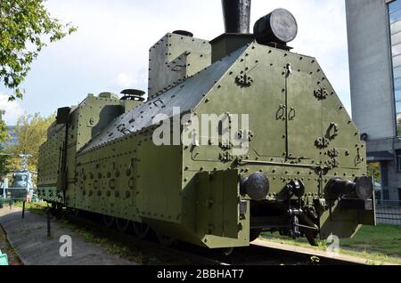 Un OB de classe locomotive à vapeur blindé dans le musée de l'armée à Moscou, en Russie. Banque D'Images