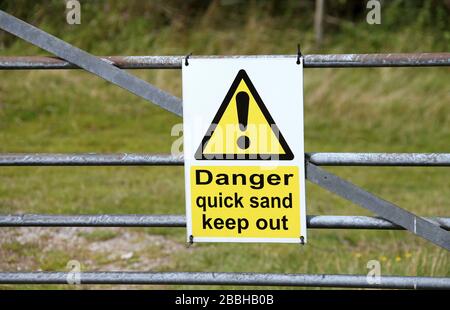 Signe de danger à la lagune de résidus d'une usine minière de spath fluor dans le parc national du Peak District Banque D'Images