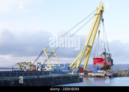 Greenock, Ecosse / Royaume-Uni - 21 décembre 2019: Navire récupéré suivant le chavirement dans Firth de Clyde Banque D'Images