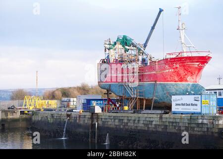 Greenock, Ecosse / Royaume-Uni - 21 décembre 2019: Navire récupéré suivant le chavirement dans Firth de Clyde Banque D'Images