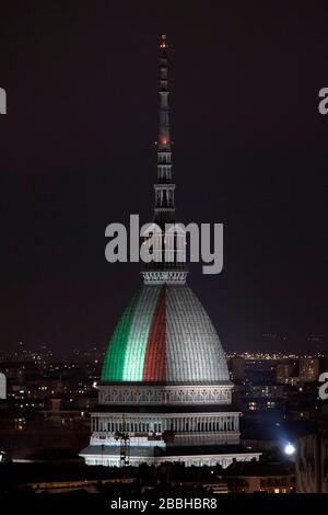 Turin, Italie. 31 mars 2020. TURIN, ITALIE - 31 mars 2020: Le Mole Antonelliana, monument majeur de Turin, est illuminé avec les couleurs du drapeau national italien pour exprimer la solidarité, la cohésion et le sens de la patrie lors de l'urgence COVID-19. Le gouvernement italien a imposé des restrictions sans précédent pour mettre fin à la propagation de l'épidémie de coronavirus COVID-19, entre autres mesures, les mouvements de personnes ne sont autorisés que pour le travail, l'achat de biens essentiels et pour des raisons de santé. (Photo de Nicolò Campo/Sipa USA) crédit: SIPA USA/Alay Live News Banque D'Images