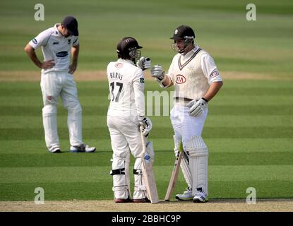 Le capitaine de Surrey Graeme Smith (à droite) avec le coéquipier Rory Burns Banque D'Images