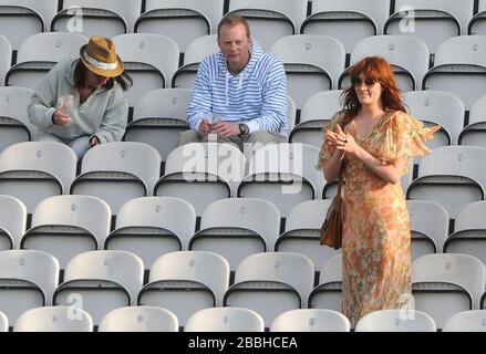 Florence Welch (à droite) du groupe "Florence + la machine" applaudit les joueurs de Surrey et Sussex hors du terrain à la fin du deuxième jour à l'ovale Kia. Banque D'Images