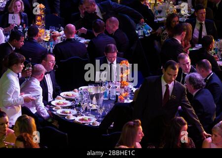 Les clients sont assis dans le grand hall lors du PFA Player of the Year Awards 2013 au Grosvenor House Hotel, Londres. Banque D'Images