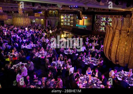 Les clients sont assis dans le grand hall lors du PFA Player of the Year Awards 2013 au Grosvenor House Hotel, Londres. Banque D'Images