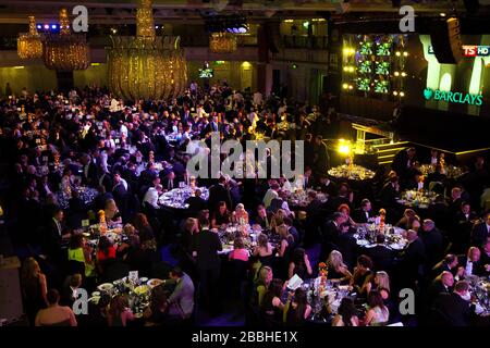 Les clients sont assis dans le grand hall lors du PFA Player of the Year Awards 2013 au Grosvenor House Hotel, Londres. Banque D'Images