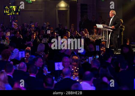 Gordon Taylor, directeur général de PFA, parle lors du PFA Player of the Year Awards 2013 au Grosvenor House Hotel, Londres. Banque D'Images