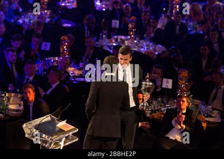 Gareth Bale de Tottenham Hotspur reçoit son prix PFA Young Player of the Year lors du PFA Player of the Year Awards 2013 au Grosvenor House Hotel, Londres. Banque D'Images