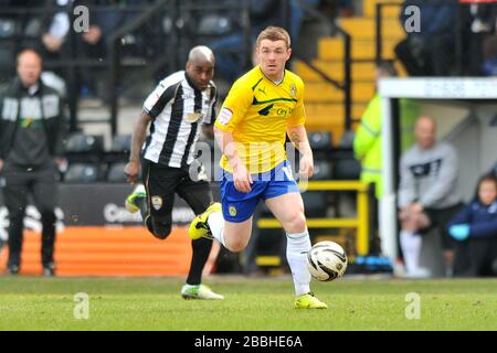 John Fleck de Coventry City et Jamal Campbell-Ryce du comté de Notts pour la balle Banque D'Images