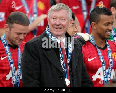 Sir Alex Ferguson, le directeur de Manchester United, s'intéresse à la victoire de la Barclays Premier League, après le match Banque D'Images