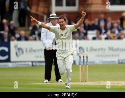 Trent Boult, de Nouvelle-Zélande, célèbre le fait de prendre le cricket de Jonathan Trott, en Angleterre (non illustré) pendant 39 ans, lors du premier test au Lords Cricket Ground, à Londres. Banque D'Images