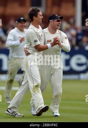 Le Trent Boult (à gauche) de la Nouvelle-Zélande célèbre avec Brendon McCullum en prenant le cricket de Jonathan Trott (non illustré) de l'Angleterre pendant 39 ans lors du premier test au Lords Cricket Ground, à Londres. Banque D'Images