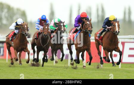 High Troja (Red CAP), monté par Paul Hanagan, conduit Hillstar à remporter la coupe d'or Betfred Mobile Sports de Londres Banque D'Images