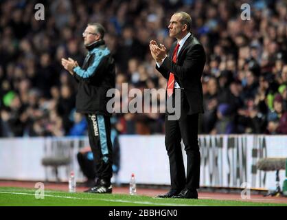 Paolo Di Canio (à droite), directeur de Sunderland, avec Paul Lambert, directeur de Aston Villa, applaudit Stiliyan Petrov à la 19 minutes sur le touchline Banque D'Images